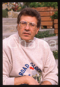 1995 ca ITALIA - MUSICA Peppino DI CAPRI - 35 mm vintage slide (1) Diapositiva d'epoca, in formato 35 mm.CONDIZIONI: GOODE' severamente vietata la riproduzione. Tutti i diritti sono riservati.Nella diapositiva ICharta mette in vendita, sul negozio eBay e in esclusiva sul sito "icharta" il proprio archivio composto da numerose diapositive e negativi fotografici d'epoca, tutti originali e autentici, che attraversano la storia del costume italiano tra gli la fine degli anni Sessanta e Novanta.Si tratta di uno sguardo inedito sull'attualità , la politica, la vita quotidiana, il gossip e la cultura, che fotografa il cambiamento della nazione in quest'ultimo scorcio del XX secolo. Un'occasione unica per il mercato del collezionismo, che vede finalmente disponibile un archivio eccezionale per vastità , tematiche e condizioni, in un settore (il negativo fotografico e la diapositiva) di assoluta novità e dalle interessanti prospettive di investimento.  GOOD/buono   originale e autentica 1