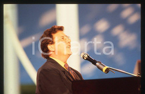 1990 ca ITALIA MUSICA Peppino DI CAPRI Concerto - 35 mm vintage slide (2) Diapositiva d'epoca, in formato 35 mm.CONDIZIONI: GOODE' severamente vietata la riproduzione. Tutti i diritti sono riservati.Nella diapositiva ICharta mette in vendita, sul negozio eBay e in esclusiva sul sito "icharta" il proprio archivio composto da numerose diapositive e negativi fotografici d'epoca, tutti originali e autentici, che attraversano la storia del costume italiano tra gli la fine degli anni Sessanta e Novanta.Si tratta di uno sguardo inedito sull'attualità , la politica, la vita quotidiana, il gossip e la cultura, che fotografa il cambiamento della nazione in quest'ultimo scorcio del XX secolo. Un'occasione unica per il mercato del collezionismo, che vede finalmente disponibile un archivio eccezionale per vastità , tematiche e condizioni, in un settore (il negativo fotografico e la diapositiva) di assoluta novità e dalle interessanti prospettive di investimento.  GOOD/buono   originale e autentica 1