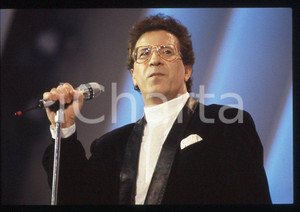 1995 ca ITALIA - MUSICA Peppino DI CAPRI Concerto - 35 mm vintage slide (2) Diapositiva d'epoca, in formato 35 mm.CONDIZIONI: GOODE' severamente vietata la riproduzione. Tutti i diritti sono riservati.Nella diapositiva ICharta mette in vendita, sul negozio eBay e in esclusiva sul sito "icharta" il proprio archivio composto da numerose diapositive e negativi fotografici d'epoca, tutti originali e autentici, che attraversano la storia del costume italiano tra gli la fine degli anni Sessanta e Novanta.Si tratta di uno sguardo inedito sull'attualità , la politica, la vita quotidiana, il gossip e la cultura, che fotografa il cambiamento della nazione in quest'ultimo scorcio del XX secolo. Un'occasione unica per il mercato del collezionismo, che vede finalmente disponibile un archivio eccezionale per vastità , tematiche e condizioni, in un settore (il negativo fotografico e la diapositiva) di assoluta novità e dalle interessanti prospettive di investimento.  GOOD/buono   originale e autentica 1