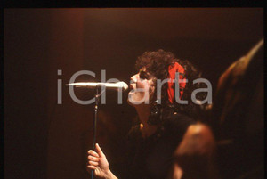 1985 ca ITALIA - MUSICA Marina FIORDALISO Concerto - 35 mm vintage slide (10) Diapositiva d'epoca, in formato 35 mm.CONDIZIONI: GOODE' severamente vietata la riproduzione. Tutti i diritti sono riservati.Nella diapositiva ICharta mette in vendita, sul negozio eBay e in esclusiva sul sito "icharta" il proprio archivio composto da numerose diapositive e negativi fotografici d'epoca, tutti originali e autentici, che attraversano la storia del costume italiano tra gli la fine degli anni Sessanta e Novanta.Si tratta di uno sguardo inedito sull'attualità , la politica, la vita quotidiana, il gossip e la cultura, che fotografa il cambiamento della nazione in quest'ultimo scorcio del XX secolo. Un'occasione unica per il mercato del collezionismo, che vede finalmente disponibile un archivio eccezionale per vastità , tematiche e condizioni, in un settore (il negativo fotografico e la diapositiva) di assoluta novità e dalle interessanti prospettive di investimento.  GOOD/buono   originale e autentica 1