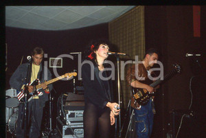 1985 ca ITALIA - MUSICA Marina FIORDALISO Concerto - 35 mm vintage slide (16) Diapositiva d'epoca, in formato 35 mm.CONDIZIONI: GOODE' severamente vietata la riproduzione. Tutti i diritti sono riservati.Nella diapositiva ICharta mette in vendita, sul negozio eBay e in esclusiva sul sito "icharta" il proprio archivio composto da numerose diapositive e negativi fotografici d'epoca, tutti originali e autentici, che attraversano la storia del costume italiano tra gli la fine degli anni Sessanta e Novanta.Si tratta di uno sguardo inedito sull'attualità , la politica, la vita quotidiana, il gossip e la cultura, che fotografa il cambiamento della nazione in quest'ultimo scorcio del XX secolo. Un'occasione unica per il mercato del collezionismo, che vede finalmente disponibile un archivio eccezionale per vastità , tematiche e condizioni, in un settore (il negativo fotografico e la diapositiva) di assoluta novità e dalle interessanti prospettive di investimento.  GOOD/buono   originale e autentica 1