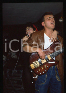 1985 ca ITALIA - MUSICA Marina FIORDALISO Concerto - 35 mm vintage slide (20) Diapositiva d'epoca, in formato 35 mm.CONDIZIONI: GOODE' severamente vietata la riproduzione. Tutti i diritti sono riservati.Nella diapositiva ICharta mette in vendita, sul negozio eBay e in esclusiva sul sito "icharta" il proprio archivio composto da numerose diapositive e negativi fotografici d'epoca, tutti originali e autentici, che attraversano la storia del costume italiano tra gli la fine degli anni Sessanta e Novanta.Si tratta di uno sguardo inedito sull'attualità , la politica, la vita quotidiana, il gossip e la cultura, che fotografa il cambiamento della nazione in quest'ultimo scorcio del XX secolo. Un'occasione unica per il mercato del collezionismo, che vede finalmente disponibile un archivio eccezionale per vastità , tematiche e condizioni, in un settore (il negativo fotografico e la diapositiva) di assoluta novità e dalle interessanti prospettive di investimento.  GOOD/buono   originale e autentica 1