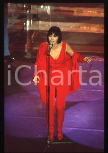 1995 ca ITALIA - MUSICA Marina FIORDALISO Concerto - 35 mm vintage slide (7) Diapositiva d'epoca, in formato 35 mm.CONDIZIONI: GOODE' severamente vietata la riproduzione. Tutti i diritti sono riservati.Nella diapositiva ICharta mette in vendita, sul negozio eBay e in esclusiva sul sito "icharta" il proprio archivio composto da numerose diapositive e negativi fotografici d'epoca, tutti originali e autentici, che attraversano la storia del costume italiano tra gli la fine degli anni Sessanta e Novanta.Si tratta di uno sguardo inedito sull'attualità , la politica, la vita quotidiana, il gossip e la cultura, che fotografa il cambiamento della nazione in quest'ultimo scorcio del XX secolo. Un'occasione unica per il mercato del collezionismo, che vede finalmente disponibile un archivio eccezionale per vastità , tematiche e condizioni, in un settore (il negativo fotografico e la diapositiva) di assoluta novità e dalle interessanti prospettive di investimento.  GOOD/buono   originale e autentica 1