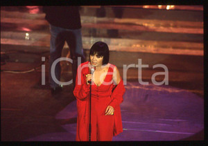 1995 ca ITALIA - MUSICA Marina FIORDALISO Concerto - 35 mm vintage slide (6) Diapositiva d'epoca, in formato 35 mm.CONDIZIONI: GOODE' severamente vietata la riproduzione. Tutti i diritti sono riservati.Nella diapositiva ICharta mette in vendita, sul negozio eBay e in esclusiva sul sito "icharta" il proprio archivio composto da numerose diapositive e negativi fotografici d'epoca, tutti originali e autentici, che attraversano la storia del costume italiano tra gli la fine degli anni Sessanta e Novanta.Si tratta di uno sguardo inedito sull'attualità , la politica, la vita quotidiana, il gossip e la cultura, che fotografa il cambiamento della nazione in quest'ultimo scorcio del XX secolo. Un'occasione unica per il mercato del collezionismo, che vede finalmente disponibile un archivio eccezionale per vastità , tematiche e condizioni, in un settore (il negativo fotografico e la diapositiva) di assoluta novità e dalle interessanti prospettive di investimento.  GOOD/buono   originale e autentica 1