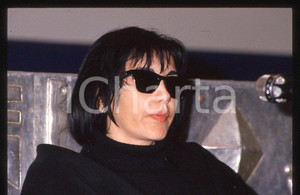 1995 ca ITALIA MUSICA Marina FIORDALISO - 35 mm vintage slide (9) Diapositiva d'epoca, in formato 35 mm.CONDIZIONI: GOODE' severamente vietata la riproduzione. Tutti i diritti sono riservati.Nella diapositiva ICharta mette in vendita, sul negozio eBay e in esclusiva sul sito "icharta" il proprio archivio composto da numerose diapositive e negativi fotografici d'epoca, tutti originali e autentici, che attraversano la storia del costume italiano tra gli la fine degli anni Sessanta e Novanta.Si tratta di uno sguardo inedito sull'attualità , la politica, la vita quotidiana, il gossip e la cultura, che fotografa il cambiamento della nazione in quest'ultimo scorcio del XX secolo. Un'occasione unica per il mercato del collezionismo, che vede finalmente disponibile un archivio eccezionale per vastità , tematiche e condizioni, in un settore (il negativo fotografico e la diapositiva) di assoluta novità e dalle interessanti prospettive di investimento.   GOOD/buono   originale e autentica 1