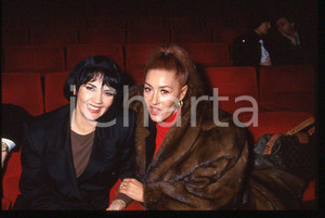 1995 ca ITALIA - MUSICA Marina FIORDALISO Carla CUTUGNO - 35 mm vintage slide Diapositiva d'epoca, in formato 35 mm.CONDIZIONI: GOODE' severamente vietata la riproduzione. Tutti i diritti sono riservati.Nella diapositiva ICharta mette in vendita, sul negozio eBay e in esclusiva sul sito "icharta" il proprio archivio composto da numerose diapositive e negativi fotografici d'epoca, tutti originali e autentici, che attraversano la storia del costume italiano tra gli la fine degli anni Sessanta e Novanta.Si tratta di uno sguardo inedito sull'attualità , la politica, la vita quotidiana, il gossip e la cultura, che fotografa il cambiamento della nazione in quest'ultimo scorcio del XX secolo. Un'occasione unica per il mercato del collezionismo, che vede finalmente disponibile un archivio eccezionale per vastità , tematiche e condizioni, in un settore (il negativo fotografico e la diapositiva) di assoluta novità e dalle interessanti prospettive di investimento.  GOOD/buono   originale e autentica 1