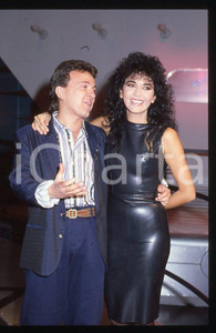 1985 ca MUSICA Marina FIORDALISO e PUPO Enzo GHINAZZI 35 mm vintage slide Diapositiva d'epoca, in formato 35 mm.CONDIZIONI: GOODE' severamente vietata la riproduzione. Tutti i diritti sono riservati.Nella diapositiva ICharta mette in vendita, sul negozio eBay e in esclusiva sul sito "icharta" il proprio archivio composto da numerose diapositive e negativi fotografici d'epoca, tutti originali e autentici, che attraversano la storia del costume italiano tra gli la fine degli anni Sessanta e Novanta.Si tratta di uno sguardo inedito sull'attualità , la politica, la vita quotidiana, il gossip e la cultura, che fotografa il cambiamento della nazione in quest'ultimo scorcio del XX secolo. Un'occasione unica per il mercato del collezionismo, che vede finalmente disponibile un archivio eccezionale per vastità , tematiche e condizioni, in un settore (il negativo fotografico e la diapositiva) di assoluta novità e dalle interessanti prospettive di investimento.  GOOD/buono   originale e autentica 1