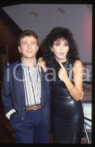 1985 ca MUSICA Marina FIORDALISO e PUPO Enzo GHINAZZI 35 mm vintage slide (1) Diapositiva d'epoca, in formato 35 mm.CONDIZIONI: GOODE' severamente vietata la riproduzione. Tutti i diritti sono riservati.Nella diapositiva ICharta mette in vendita, sul negozio eBay e in esclusiva sul sito "icharta" il proprio archivio composto da numerose diapositive e negativi fotografici d'epoca, tutti originali e autentici, che attraversano la storia del costume italiano tra gli la fine degli anni Sessanta e Novanta.Si tratta di uno sguardo inedito sull'attualità , la politica, la vita quotidiana, il gossip e la cultura, che fotografa il cambiamento della nazione in quest'ultimo scorcio del XX secolo. Un'occasione unica per il mercato del collezionismo, che vede finalmente disponibile un archivio eccezionale per vastità , tematiche e condizioni, in un settore (il negativo fotografico e la diapositiva) di assoluta novità e dalle interessanti prospettive di investimento.  GOOD/buono   originale e autentica 1