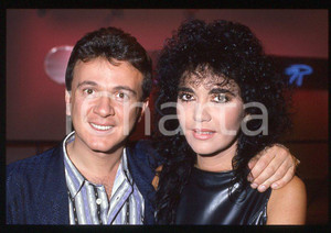 1985 ca MUSICA Marina FIORDALISO e PUPO Enzo GHINAZZI 35 mm vintage slide (6) Diapositiva d'epoca, in formato 35 mm.CONDIZIONI: GOODE' severamente vietata la riproduzione. Tutti i diritti sono riservati.Nella diapositiva ICharta mette in vendita, sul negozio eBay e in esclusiva sul sito "icharta" il proprio archivio composto da numerose diapositive e negativi fotografici d'epoca, tutti originali e autentici, che attraversano la storia del costume italiano tra gli la fine degli anni Sessanta e Novanta.Si tratta di uno sguardo inedito sull'attualità , la politica, la vita quotidiana, il gossip e la cultura, che fotografa il cambiamento della nazione in quest'ultimo scorcio del XX secolo. Un'occasione unica per il mercato del collezionismo, che vede finalmente disponibile un archivio eccezionale per vastità , tematiche e condizioni, in un settore (il negativo fotografico e la diapositiva) di assoluta novità e dalle interessanti prospettive di investimento.  GOOD/buono   originale e autentica 1