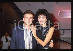 1985 ca MUSICA Marina FIORDALISO e PUPO Enzo GHINAZZI 35 mm vintage slide (4) Diapositiva d'epoca, in formato 35 mm.CONDIZIONI: GOODE' severamente vietata la riproduzione. Tutti i diritti sono riservati.Nella diapositiva ICharta mette in vendita, sul negozio eBay e in esclusiva sul sito "icharta" il proprio archivio composto da numerose diapositive e negativi fotografici d'epoca, tutti originali e autentici, che attraversano la storia del costume italiano tra gli la fine degli anni Sessanta e Novanta.Si tratta di uno sguardo inedito sull'attualità , la politica, la vita quotidiana, il gossip e la cultura, che fotografa il cambiamento della nazione in quest'ultimo scorcio del XX secolo. Un'occasione unica per il mercato del collezionismo, che vede finalmente disponibile un archivio eccezionale per vastità , tematiche e condizioni, in un settore (il negativo fotografico e la diapositiva) di assoluta novità e dalle interessanti prospettive di investimento.  GOOD/buono   originale e autentica 1