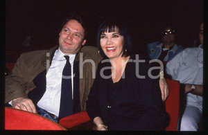 1985 ca ITALIA - MUSICA Marina FIORDALISO con il marito - 35 mm vintage slide 3 Diapositiva d'epoca, in formato 35 mm.CONDIZIONI: GOODE' severamente vietata la riproduzione. Tutti i diritti sono riservati.Nella diapositiva ICharta mette in vendita, sul negozio eBay e in esclusiva sul sito "icharta" il proprio archivio composto da numerose diapositive e negativi fotografici d'epoca, tutti originali e autentici, che attraversano la storia del costume italiano tra gli la fine degli anni Sessanta e Novanta.Si tratta di uno sguardo inedito sull'attualità , la politica, la vita quotidiana, il gossip e la cultura, che fotografa il cambiamento della nazione in quest'ultimo scorcio del XX secolo. Un'occasione unica per il mercato del collezionismo, che vede finalmente disponibile un archivio eccezionale per vastità , tematiche e condizioni, in un settore (il negativo fotografico e la diapositiva) di assoluta novità e dalle interessanti prospettive di investimento.  GOOD/buono   originale e autentica 1