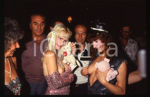 1980 ca CICCIOLINA Ilona STALLER - RAMBA Ileana CARISIO - 35 mm vintage slide 4 Diapositiva d'epoca, in formato 35 mm.CONDIZIONI: GOODE' severamente vietata la riproduzione. Tutti i diritti sono riservati.Nella diapositiva ICharta mette in vendita, sul negozio eBay e in esclusiva sul sito "icharta" il proprio archivio composto da numerose diapositive e negativi fotografici d'epoca, tutti originali e autentici, che attraversano la storia del costume italiano tra gli la fine degli anni Sessanta e Novanta.Si tratta di uno sguardo inedito sull'attualità , la politica, la vita quotidiana, il gossip e la cultura, che fotografa il cambiamento della nazione in quest'ultimo scorcio del XX secolo. Un'occasione unica per il mercato del collezionismo, che vede finalmente disponibile un archivio eccezionale per vastità , tematiche e condizioni, in un settore (il negativo fotografico e la diapositiva) di assoluta novità e dalle interessanti prospettive di investimento.  GOOD/buono   originale e autentica 1