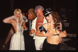 1980 ca CICCIOLINA Ilona STALLER - RAMBA - M. LEFAKIS - 35 mm vintage slide 9 Diapositiva d'epoca, in formato 35 mm.CONDIZIONI: GOODE' severamente vietata la riproduzione. Tutti i diritti sono riservati.Nella diapositiva ICharta mette in vendita, sul negozio eBay e in esclusiva sul sito "icharta" il proprio archivio composto da numerose diapositive e negativi fotografici d'epoca, tutti originali e autentici, che attraversano la storia del costume italiano tra gli la fine degli anni Sessanta e Novanta.Si tratta di uno sguardo inedito sull'attualità , la politica, la vita quotidiana, il gossip e la cultura, che fotografa il cambiamento della nazione in quest'ultimo scorcio del XX secolo. Un'occasione unica per il mercato del collezionismo, che vede finalmente disponibile un archivio eccezionale per vastità , tematiche e condizioni, in un settore (il negativo fotografico e la diapositiva) di assoluta novità e dalle interessanti prospettive di investimento.  GOOD/buono   originale e autentica 1