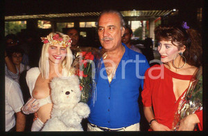 1980 ca CICCIOLINA Ilona STALLER - RAMBA - M. LEFAKIS - 35 mm vintage slide 13 Diapositiva d'epoca, in formato 35 mm.CONDIZIONI: GOODE' severamente vietata la riproduzione. Tutti i diritti sono riservati.Nella diapositiva ICharta mette in vendita, sul negozio eBay e in esclusiva sul sito "icharta" il proprio archivio composto da numerose diapositive e negativi fotografici d'epoca, tutti originali e autentici, che attraversano la storia del costume italiano tra gli la fine degli anni Sessanta e Novanta.Si tratta di uno sguardo inedito sull'attualità , la politica, la vita quotidiana, il gossip e la cultura, che fotografa il cambiamento della nazione in quest'ultimo scorcio del XX secolo. Un'occasione unica per il mercato del collezionismo, che vede finalmente disponibile un archivio eccezionale per vastità , tematiche e condizioni, in un settore (il negativo fotografico e la diapositiva) di assoluta novità e dalle interessanti prospettive di investimento.  GOOD/buono   originale e autentica 1