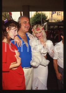 1980 ca CICCIOLINA Ilona STALLER - RAMBA - M. LEFAKIS - 35 mm vintage slide 11 Diapositiva d'epoca, in formato 35 mm.CONDIZIONI: GOODE' severamente vietata la riproduzione. Tutti i diritti sono riservati.Nella diapositiva ICharta mette in vendita, sul negozio eBay e in esclusiva sul sito "icharta" il proprio archivio composto da numerose diapositive e negativi fotografici d'epoca, tutti originali e autentici, che attraversano la storia del costume italiano tra gli la fine degli anni Sessanta e Novanta.Si tratta di uno sguardo inedito sull'attualità , la politica, la vita quotidiana, il gossip e la cultura, che fotografa il cambiamento della nazione in quest'ultimo scorcio del XX secolo. Un'occasione unica per il mercato del collezionismo, che vede finalmente disponibile un archivio eccezionale per vastità , tematiche e condizioni, in un settore (il negativo fotografico e la diapositiva) di assoluta novità e dalle interessanti prospettive di investimento.  GOOD/buono   originale e autentica 1