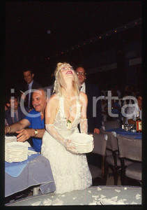 1980 ca CICCIOLINA Ilona STALLER - M. LEFAKIS - 35 mm vintage slide (5) Diapositiva d'epoca, in formato 35 mm.CONDIZIONI: GOODE' severamente vietata la riproduzione. Tutti i diritti sono riservati.Nella diapositiva ICharta mette in vendita, sul negozio eBay e in esclusiva sul sito "icharta" il proprio archivio composto da numerose diapositive e negativi fotografici d'epoca, tutti originali e autentici, che attraversano la storia del costume italiano tra gli la fine degli anni Sessanta e Novanta.Si tratta di uno sguardo inedito sull'attualità , la politica, la vita quotidiana, il gossip e la cultura, che fotografa il cambiamento della nazione in quest'ultimo scorcio del XX secolo. Un'occasione unica per il mercato del collezionismo, che vede finalmente disponibile un archivio eccezionale per vastità , tematiche e condizioni, in un settore (il negativo fotografico e la diapositiva) di assoluta novità e dalle interessanti prospettive di investimento.  GOOD/buono   originale e autentica 1