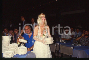 1980 ca CICCIOLINA Ilona STALLER - M. LEFAKIS - 35 mm vintage slide (4) Diapositiva d'epoca, in formato 35 mm.CONDIZIONI: GOODE' severamente vietata la riproduzione. Tutti i diritti sono riservati.Nella diapositiva ICharta mette in vendita, sul negozio eBay e in esclusiva sul sito "icharta" il proprio archivio composto da numerose diapositive e negativi fotografici d'epoca, tutti originali e autentici, che attraversano la storia del costume italiano tra gli la fine degli anni Sessanta e Novanta.Si tratta di uno sguardo inedito sull'attualità , la politica, la vita quotidiana, il gossip e la cultura, che fotografa il cambiamento della nazione in quest'ultimo scorcio del XX secolo. Un'occasione unica per il mercato del collezionismo, che vede finalmente disponibile un archivio eccezionale per vastità , tematiche e condizioni, in un settore (il negativo fotografico e la diapositiva) di assoluta novità e dalle interessanti prospettive di investimento.  GOOD/buono   originale e autentica 1