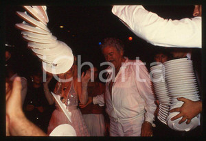 1980 ca CICCIOLINA Ilona STALLER - M. LEFAKIS - 35 mm vintage slide (3) Diapositiva d'epoca, in formato 35 mm.CONDIZIONI: GOODE' severamente vietata la riproduzione. Tutti i diritti sono riservati.Nella diapositiva ICharta mette in vendita, sul negozio eBay e in esclusiva sul sito "icharta" il proprio archivio composto da numerose diapositive e negativi fotografici d'epoca, tutti originali e autentici, che attraversano la storia del costume italiano tra gli la fine degli anni Sessanta e Novanta.Si tratta di uno sguardo inedito sull'attualità , la politica, la vita quotidiana, il gossip e la cultura, che fotografa il cambiamento della nazione in quest'ultimo scorcio del XX secolo. Un'occasione unica per il mercato del collezionismo, che vede finalmente disponibile un archivio eccezionale per vastità , tematiche e condizioni, in un settore (il negativo fotografico e la diapositiva) di assoluta novità e dalle interessanti prospettive di investimento.  GOOD/buono   originale e autentica 1