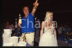 1980 ca CICCIOLINA Ilona STALLER - M. LEFAKIS - 35 mm vintage slide (2) Diapositiva d'epoca, in formato 35 mm.CONDIZIONI: GOODE' severamente vietata la riproduzione. Tutti i diritti sono riservati.Nella diapositiva ICharta mette in vendita, sul negozio eBay e in esclusiva sul sito "icharta" il proprio archivio composto da numerose diapositive e negativi fotografici d'epoca, tutti originali e autentici, che attraversano la storia del costume italiano tra gli la fine degli anni Sessanta e Novanta.Si tratta di uno sguardo inedito sull'attualità , la politica, la vita quotidiana, il gossip e la cultura, che fotografa il cambiamento della nazione in quest'ultimo scorcio del XX secolo. Un'occasione unica per il mercato del collezionismo, che vede finalmente disponibile un archivio eccezionale per vastità , tematiche e condizioni, in un settore (il negativo fotografico e la diapositiva) di assoluta novità e dalle interessanti prospettive di investimento.  GOOD/buono   originale e autentica 1