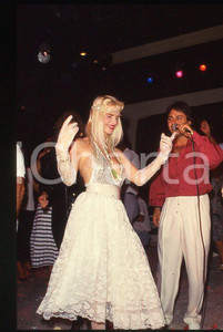 1980 ca CICCIOLINA Ilona STALLER - 35 mm vintage slide (7) Diapositiva d'epoca, in formato 35 mm.CONDIZIONI: GOODE' severamente vietata la riproduzione. Tutti i diritti sono riservati.Nella diapositiva ICharta mette in vendita, sul negozio eBay e in esclusiva sul sito "icharta" il proprio archivio composto da numerose diapositive e negativi fotografici d'epoca, tutti originali e autentici, che attraversano la storia del costume italiano tra gli la fine degli anni Sessanta e Novanta.Si tratta di uno sguardo inedito sull'attualità , la politica, la vita quotidiana, il gossip e la cultura, che fotografa il cambiamento della nazione in quest'ultimo scorcio del XX secolo. Un'occasione unica per il mercato del collezionismo, che vede finalmente disponibile un archivio eccezionale per vastità , tematiche e condizioni, in un settore (il negativo fotografico e la diapositiva) di assoluta novità e dalle interessanti prospettive di investimento.  GOOD/buono   originale e autentica 1 1980 ca CICCIOLINA Ilona STALLER - 35 mm vintage slide (7) Diapositiva d'epoca, in formato 35 mm.CONDIZIONI: GOODE' severamente vietata la riproduzione. Tutti i diritti sono riservati.Nella diapositiva ICharta mette in vendita, sul negozio eBay e in esclusiva sul sito "icharta" il proprio archivio composto da numerose diapositive e negativi fotografici d'epoca, tutti originali e autentici, che attraversano la storia del costume italiano tra gli la fine degli anni Sessanta e Novanta.Si tratta di uno sguardo inedito sull'attualità , la politica, la vita quotidiana, il gossip e la cultura, che fotografa il cambiamento della nazione in quest'ultimo scorcio del XX secolo. Un'occasione unica per il mercato del collezionismo, che vede finalmente disponibile un archivio eccezionale per vastità , tematiche e condizioni, in un settore (il negativo fotografico e la diapositiva) di assoluta novità e dalle interessanti prospettive di investimento.  GOOD/buono   originale e autentica 1