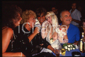 1980 ca CICCIOLINA Ilona STALLER - RAMBA - M. LEFAKIS - 35 mm vintage slide 19 Diapositiva d'epoca, in formato 35 mm.CONDIZIONI: GOODE' severamente vietata la riproduzione. Tutti i diritti sono riservati.Nella diapositiva ICharta mette in vendita, sul negozio eBay e in esclusiva sul sito "icharta" il proprio archivio composto da numerose diapositive e negativi fotografici d'epoca, tutti originali e autentici, che attraversano la storia del costume italiano tra gli la fine degli anni Sessanta e Novanta.Si tratta di uno sguardo inedito sull'attualità , la politica, la vita quotidiana, il gossip e la cultura, che fotografa il cambiamento della nazione in quest'ultimo scorcio del XX secolo. Un'occasione unica per il mercato del collezionismo, che vede finalmente disponibile un archivio eccezionale per vastità , tematiche e condizioni, in un settore (il negativo fotografico e la diapositiva) di assoluta novità e dalle interessanti prospettive di investimento.  GOOD/buono   originale e autentica 1 1980 ca CICCIOLINA Ilona STALLER - RAMBA - M. LEFAKIS - 35 mm vintage slide 19 Diapositiva d'epoca, in formato 35 mm.CONDIZIONI: GOODE' severamente vietata la riproduzione. Tutti i diritti sono riservati.Nella diapositiva ICharta mette in vendita, sul negozio eBay e in esclusiva sul sito "icharta" il proprio archivio composto da numerose diapositive e negativi fotografici d'epoca, tutti originali e autentici, che attraversano la storia del costume italiano tra gli la fine degli anni Sessanta e Novanta.Si tratta di uno sguardo inedito sull'attualità , la politica, la vita quotidiana, il gossip e la cultura, che fotografa il cambiamento della nazione in quest'ultimo scorcio del XX secolo. Un'occasione unica per il mercato del collezionismo, che vede finalmente disponibile un archivio eccezionale per vastità , tematiche e condizioni, in un settore (il negativo fotografico e la diapositiva) di assoluta novità e dalle interessanti prospettive di investimento.  GOOD/buono   originale e autentica 1