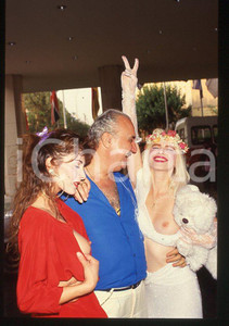 1980 ca CICCIOLINA Ilona STALLER - RAMBA - M. LEFAKIS - 35 mm vintage slide 18 Diapositiva d'epoca, in formato 35 mm.CONDIZIONI: GOODE' severamente vietata la riproduzione. Tutti i diritti sono riservati.Nella diapositiva ICharta mette in vendita, sul negozio eBay e in esclusiva sul sito "icharta" il proprio archivio composto da numerose diapositive e negativi fotografici d'epoca, tutti originali e autentici, che attraversano la storia del costume italiano tra gli la fine degli anni Sessanta e Novanta.Si tratta di uno sguardo inedito sull'attualità , la politica, la vita quotidiana, il gossip e la cultura, che fotografa il cambiamento della nazione in quest'ultimo scorcio del XX secolo. Un'occasione unica per il mercato del collezionismo, che vede finalmente disponibile un archivio eccezionale per vastità , tematiche e condizioni, in un settore (il negativo fotografico e la diapositiva) di assoluta novità e dalle interessanti prospettive di investimento.  GOOD/buono   originale e autentica 1 1980 ca CICCIOLINA Ilona STALLER - RAMBA - M. LEFAKIS - 35 mm vintage slide 18 Diapositiva d'epoca, in formato 35 mm.CONDIZIONI: GOODE' severamente vietata la riproduzione. Tutti i diritti sono riservati.Nella diapositiva ICharta mette in vendita, sul negozio eBay e in esclusiva sul sito "icharta" il proprio archivio composto da numerose diapositive e negativi fotografici d'epoca, tutti originali e autentici, che attraversano la storia del costume italiano tra gli la fine degli anni Sessanta e Novanta.Si tratta di uno sguardo inedito sull'attualità , la politica, la vita quotidiana, il gossip e la cultura, che fotografa il cambiamento della nazione in quest'ultimo scorcio del XX secolo. Un'occasione unica per il mercato del collezionismo, che vede finalmente disponibile un archivio eccezionale per vastità , tematiche e condizioni, in un settore (il negativo fotografico e la diapositiva) di assoluta novità e dalle interessanti prospettive di investimento.  GOOD/buono   originale e autentica 1