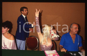 1980 ca CICCIOLINA Ilona STALLER - M. LEFAKIS - 35 mm vintage slide 22 Diapositiva d'epoca, in formato 35 mm.CONDIZIONI: GOODE' severamente vietata la riproduzione. Tutti i diritti sono riservati.Nella diapositiva ICharta mette in vendita, sul negozio eBay e in esclusiva sul sito "icharta" il proprio archivio composto da numerose diapositive e negativi fotografici d'epoca, tutti originali e autentici, che attraversano la storia del costume italiano tra gli la fine degli anni Sessanta e Novanta.Si tratta di uno sguardo inedito sull'attualità , la politica, la vita quotidiana, il gossip e la cultura, che fotografa il cambiamento della nazione in quest'ultimo scorcio del XX secolo. Un'occasione unica per il mercato del collezionismo, che vede finalmente disponibile un archivio eccezionale per vastità , tematiche e condizioni, in un settore (il negativo fotografico e la diapositiva) di assoluta novità e dalle interessanti prospettive di investimento.  GOOD/buono   originale e autentica 1 1980 ca CICCIOLINA Ilona STALLER - M. LEFAKIS - 35 mm vintage slide 22 Diapositiva d'epoca, in formato 35 mm.CONDIZIONI: GOODE' severamente vietata la riproduzione. Tutti i diritti sono riservati.Nella diapositiva ICharta mette in vendita, sul negozio eBay e in esclusiva sul sito "icharta" il proprio archivio composto da numerose diapositive e negativi fotografici d'epoca, tutti originali e autentici, che attraversano la storia del costume italiano tra gli la fine degli anni Sessanta e Novanta.Si tratta di uno sguardo inedito sull'attualità , la politica, la vita quotidiana, il gossip e la cultura, che fotografa il cambiamento della nazione in quest'ultimo scorcio del XX secolo. Un'occasione unica per il mercato del collezionismo, che vede finalmente disponibile un archivio eccezionale per vastità , tematiche e condizioni, in un settore (il negativo fotografico e la diapositiva) di assoluta novità e dalle interessanti prospettive di investimento.  GOOD/buono   originale e autentica 1