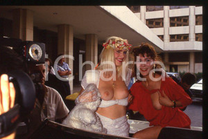 1980 ca CICCIOLINA Ilona STALLER Ileana CARISIO - RAMBA *35 mm vintage slide 1 Diapositiva d'epoca, in formato 35 mm.CONDIZIONI: GOODE' severamente vietata la riproduzione. Tutti i diritti sono riservati.Nella diapositiva ICharta mette in vendita, sul negozio eBay e in esclusiva sul sito "icharta" il proprio archivio composto da numerose diapositive e negativi fotografici d'epoca, tutti originali e autentici, che attraversano la storia del costume italiano tra gli la fine degli anni Sessanta e Novanta.Si tratta di uno sguardo inedito sull'attualità , la politica, la vita quotidiana, il gossip e la cultura, che fotografa il cambiamento della nazione in quest'ultimo scorcio del XX secolo. Un'occasione unica per il mercato del collezionismo, che vede finalmente disponibile un archivio eccezionale per vastità , tematiche e condizioni, in un settore (il negativo fotografico e la diapositiva) di assoluta novità e dalle interessanti prospettive di investimento.  GOOD/buono   originale e autentica 1 1980 ca CICCIOLINA Ilona STALLER Ileana CARISIO - RAMBA *35 mm vintage slide 1 Diapositiva d'epoca, in formato 35 mm.CONDIZIONI: GOODE' severamente vietata la riproduzione. Tutti i diritti sono riservati.Nella diapositiva ICharta mette in vendita, sul negozio eBay e in esclusiva sul sito "icharta" il proprio archivio composto da numerose diapositive e negativi fotografici d'epoca, tutti originali e autentici, che attraversano la storia del costume italiano tra gli la fine degli anni Sessanta e Novanta.Si tratta di uno sguardo inedito sull'attualità , la politica, la vita quotidiana, il gossip e la cultura, che fotografa il cambiamento della nazione in quest'ultimo scorcio del XX secolo. Un'occasione unica per il mercato del collezionismo, che vede finalmente disponibile un archivio eccezionale per vastità , tematiche e condizioni, in un settore (il negativo fotografico e la diapositiva) di assoluta novità e dalle interessanti prospettive di investimento.  GOOD/buono   originale e autentica 1