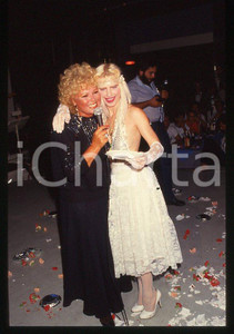 1980 ca CICCIOLINA Ilona STALLER durante una festa *35 mm vintage slide 1 Diapositiva d'epoca, in formato 35 mm.CONDIZIONI: GOODE' severamente vietata la riproduzione. Tutti i diritti sono riservati.Nella diapositiva ICharta mette in vendita, sul negozio eBay e in esclusiva sul sito "icharta" il proprio archivio composto da numerose diapositive e negativi fotografici d'epoca, tutti originali e autentici, che attraversano la storia del costume italiano tra gli la fine degli anni Sessanta e Novanta.Si tratta di uno sguardo inedito sull'attualità , la politica, la vita quotidiana, il gossip e la cultura, che fotografa il cambiamento della nazione in quest'ultimo scorcio del XX secolo. Un'occasione unica per il mercato del collezionismo, che vede finalmente disponibile un archivio eccezionale per vastità , tematiche e condizioni, in un settore (il negativo fotografico e la diapositiva) di assoluta novità e dalle interessanti prospettive di investimento.  GOOD/buono   originale e autentica 1 1980 ca CICCIOLINA Ilona STALLER durante una festa *35 mm vintage slide 1 Diapositiva d'epoca, in formato 35 mm.CONDIZIONI: GOODE' severamente vietata la riproduzione. Tutti i diritti sono riservati.Nella diapositiva ICharta mette in vendita, sul negozio eBay e in esclusiva sul sito "icharta" il proprio archivio composto da numerose diapositive e negativi fotografici d'epoca, tutti originali e autentici, che attraversano la storia del costume italiano tra gli la fine degli anni Sessanta e Novanta.Si tratta di uno sguardo inedito sull'attualità , la politica, la vita quotidiana, il gossip e la cultura, che fotografa il cambiamento della nazione in quest'ultimo scorcio del XX secolo. Un'occasione unica per il mercato del collezionismo, che vede finalmente disponibile un archivio eccezionale per vastità , tematiche e condizioni, in un settore (il negativo fotografico e la diapositiva) di assoluta novità e dalle interessanti prospettive di investimento.  GOOD/buono   originale e autentica 1