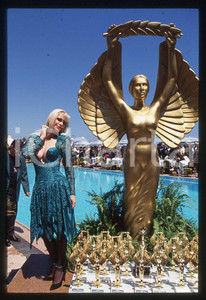 1996 CICCIOLINA Ilona STALLER Hot d'or CANNES *35 mm vintage slide (2) Diapositiva d'epoca, in formato 35 mm.CONDIZIONI: GOODE' severamente vietata la riproduzione. Tutti i diritti sono riservati.Nella diapositiva ICharta mette in vendita, sul negozio eBay e in esclusiva sul sito "icharta" il proprio archivio composto da numerose diapositive e negativi fotografici d'epoca, tutti originali e autentici, che attraversano la storia del costume italiano tra gli la fine degli anni Sessanta e Novanta.Si tratta di uno sguardo inedito sull'attualità , la politica, la vita quotidiana, il gossip e la cultura, che fotografa il cambiamento della nazione in quest'ultimo scorcio del XX secolo. Un'occasione unica per il mercato del collezionismo, che vede finalmente disponibile un archivio eccezionale per vastità , tematiche e condizioni, in un settore (il negativo fotografico e la diapositiva) di assoluta novità e dalle interessanti prospettive di investimento.  GOOD/buono   originale e autentica 1