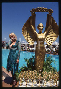 1996 CICCIOLINA Ilona STALLER Hot d'or CANNES *35 mm vintage slide (8) Diapositiva d'epoca, in formato 35 mm.CONDIZIONI: GOODE' severamente vietata la riproduzione. Tutti i diritti sono riservati.Nella diapositiva ICharta mette in vendita, sul negozio eBay e in esclusiva sul sito "icharta" il proprio archivio composto da numerose diapositive e negativi fotografici d'epoca, tutti originali e autentici, che attraversano la storia del costume italiano tra gli la fine degli anni Sessanta e Novanta.Si tratta di uno sguardo inedito sull'attualità , la politica, la vita quotidiana, il gossip e la cultura, che fotografa il cambiamento della nazione in quest'ultimo scorcio del XX secolo. Un'occasione unica per il mercato del collezionismo, che vede finalmente disponibile un archivio eccezionale per vastità , tematiche e condizioni, in un settore (il negativo fotografico e la diapositiva) di assoluta novità e dalle interessanti prospettive di investimento.  GOOD/buono   originale e autentica 1 1996 CICCIOLINA Ilona STALLER Hot d'or CANNES *35 mm vintage slide (8) Diapositiva d'epoca, in formato 35 mm.CONDIZIONI: GOODE' severamente vietata la riproduzione. Tutti i diritti sono riservati.Nella diapositiva ICharta mette in vendita, sul negozio eBay e in esclusiva sul sito "icharta" il proprio archivio composto da numerose diapositive e negativi fotografici d'epoca, tutti originali e autentici, che attraversano la storia del costume italiano tra gli la fine degli anni Sessanta e Novanta.Si tratta di uno sguardo inedito sull'attualità , la politica, la vita quotidiana, il gossip e la cultura, che fotografa il cambiamento della nazione in quest'ultimo scorcio del XX secolo. Un'occasione unica per il mercato del collezionismo, che vede finalmente disponibile un archivio eccezionale per vastità , tematiche e condizioni, in un settore (il negativo fotografico e la diapositiva) di assoluta novità e dalle interessanti prospettive di investimento.  GOOD/buono   originale e autentica 1