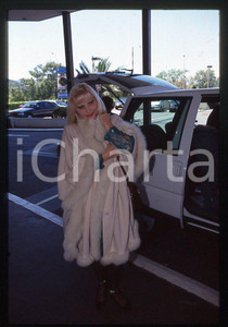 1996 CICCIOLINA Ilona STALLER Hot d'or CANNES *35 mm vintage slide (19) Diapositiva d'epoca, in formato 35 mm.CONDIZIONI: GOODE' severamente vietata la riproduzione. Tutti i diritti sono riservati.Nella diapositiva ICharta mette in vendita, sul negozio eBay e in esclusiva sul sito "icharta" il proprio archivio composto da numerose diapositive e negativi fotografici d'epoca, tutti originali e autentici, che attraversano la storia del costume italiano tra gli la fine degli anni Sessanta e Novanta.Si tratta di uno sguardo inedito sull'attualità , la politica, la vita quotidiana, il gossip e la cultura, che fotografa il cambiamento della nazione in quest'ultimo scorcio del XX secolo. Un'occasione unica per il mercato del collezionismo, che vede finalmente disponibile un archivio eccezionale per vastità , tematiche e condizioni, in un settore (il negativo fotografico e la diapositiva) di assoluta novità e dalle interessanti prospettive di investimento.  GOOD/buono   originale e autentica 1 1996 CICCIOLINA Ilona STALLER Hot d'or CANNES *35 mm vintage slide (19) Diapositiva d'epoca, in formato 35 mm.CONDIZIONI: GOODE' severamente vietata la riproduzione. Tutti i diritti sono riservati.Nella diapositiva ICharta mette in vendita, sul negozio eBay e in esclusiva sul sito "icharta" il proprio archivio composto da numerose diapositive e negativi fotografici d'epoca, tutti originali e autentici, che attraversano la storia del costume italiano tra gli la fine degli anni Sessanta e Novanta.Si tratta di uno sguardo inedito sull'attualità , la politica, la vita quotidiana, il gossip e la cultura, che fotografa il cambiamento della nazione in quest'ultimo scorcio del XX secolo. Un'occasione unica per il mercato del collezionismo, che vede finalmente disponibile un archivio eccezionale per vastità , tematiche e condizioni, in un settore (il negativo fotografico e la diapositiva) di assoluta novità e dalle interessanti prospettive di investimento.  GOOD/buono   originale e autentica 1