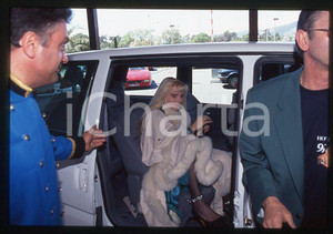 1996 CICCIOLINA Ilona STALLER Hot d'or CANNES *35 mm vintage slide (18) Diapositiva d'epoca, in formato 35 mm.CONDIZIONI: GOODE' severamente vietata la riproduzione. Tutti i diritti sono riservati.Nella diapositiva ICharta mette in vendita, sul negozio eBay e in esclusiva sul sito "icharta" il proprio archivio composto da numerose diapositive e negativi fotografici d'epoca, tutti originali e autentici, che attraversano la storia del costume italiano tra gli la fine degli anni Sessanta e Novanta.Si tratta di uno sguardo inedito sull'attualità , la politica, la vita quotidiana, il gossip e la cultura, che fotografa il cambiamento della nazione in quest'ultimo scorcio del XX secolo. Un'occasione unica per il mercato del collezionismo, che vede finalmente disponibile un archivio eccezionale per vastità , tematiche e condizioni, in un settore (il negativo fotografico e la diapositiva) di assoluta novità e dalle interessanti prospettive di investimento.  GOOD/buono   originale e autentica 1 1996 CICCIOLINA Ilona STALLER Hot d'or CANNES *35 mm vintage slide (18) Diapositiva d'epoca, in formato 35 mm.CONDIZIONI: GOODE' severamente vietata la riproduzione. Tutti i diritti sono riservati.Nella diapositiva ICharta mette in vendita, sul negozio eBay e in esclusiva sul sito "icharta" il proprio archivio composto da numerose diapositive e negativi fotografici d'epoca, tutti originali e autentici, che attraversano la storia del costume italiano tra gli la fine degli anni Sessanta e Novanta.Si tratta di uno sguardo inedito sull'attualità , la politica, la vita quotidiana, il gossip e la cultura, che fotografa il cambiamento della nazione in quest'ultimo scorcio del XX secolo. Un'occasione unica per il mercato del collezionismo, che vede finalmente disponibile un archivio eccezionale per vastità , tematiche e condizioni, in un settore (il negativo fotografico e la diapositiva) di assoluta novità e dalle interessanti prospettive di investimento.  GOOD/buono   originale e autentica 1