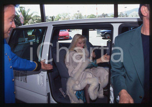 1996 CICCIOLINA Ilona STALLER Hot d'or CANNES *35 mm vintage slide (17) Diapositiva d'epoca, in formato 35 mm.CONDIZIONI: GOODE' severamente vietata la riproduzione. Tutti i diritti sono riservati.Nella diapositiva ICharta mette in vendita, sul negozio eBay e in esclusiva sul sito "icharta" il proprio archivio composto da numerose diapositive e negativi fotografici d'epoca, tutti originali e autentici, che attraversano la storia del costume italiano tra gli la fine degli anni Sessanta e Novanta.Si tratta di uno sguardo inedito sull'attualità , la politica, la vita quotidiana, il gossip e la cultura, che fotografa il cambiamento della nazione in quest'ultimo scorcio del XX secolo. Un'occasione unica per il mercato del collezionismo, che vede finalmente disponibile un archivio eccezionale per vastità , tematiche e condizioni, in un settore (il negativo fotografico e la diapositiva) di assoluta novità e dalle interessanti prospettive di investimento.  GOOD/buono   originale e autentica 1 1996 CICCIOLINA Ilona STALLER Hot d'or CANNES *35 mm vintage slide (17) Diapositiva d'epoca, in formato 35 mm.CONDIZIONI: GOODE' severamente vietata la riproduzione. Tutti i diritti sono riservati.Nella diapositiva ICharta mette in vendita, sul negozio eBay e in esclusiva sul sito "icharta" il proprio archivio composto da numerose diapositive e negativi fotografici d'epoca, tutti originali e autentici, che attraversano la storia del costume italiano tra gli la fine degli anni Sessanta e Novanta.Si tratta di uno sguardo inedito sull'attualità , la politica, la vita quotidiana, il gossip e la cultura, che fotografa il cambiamento della nazione in quest'ultimo scorcio del XX secolo. Un'occasione unica per il mercato del collezionismo, che vede finalmente disponibile un archivio eccezionale per vastità , tematiche e condizioni, in un settore (il negativo fotografico e la diapositiva) di assoluta novità e dalle interessanti prospettive di investimento.  GOOD/buono   originale e autentica 1