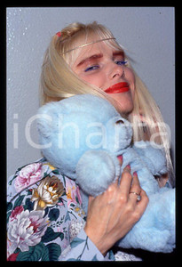 1990 ca CICCIOLINA Ilona STALLER Ritratto con peluche *35 mm vintage slide (2) Diapositiva d'epoca, in formato 35 mm.CONDIZIONI: GOODE' severamente vietata la riproduzione. Tutti i diritti sono riservati.Nella diapositiva ICharta mette in vendita, sul negozio eBay e in esclusiva sul sito "icharta" il proprio archivio composto da numerose diapositive e negativi fotografici d'epoca, tutti originali e autentici, che attraversano la storia del costume italiano tra gli la fine degli anni Sessanta e Novanta.Si tratta di uno sguardo inedito sull'attualità , la politica, la vita quotidiana, il gossip e la cultura, che fotografa il cambiamento della nazione in quest'ultimo scorcio del XX secolo. Un'occasione unica per il mercato del collezionismo, che vede finalmente disponibile un archivio eccezionale per vastità , tematiche e condizioni, in un settore (il negativo fotografico e la diapositiva) di assoluta novità e dalle interessanti prospettive di investimento.  GOOD/buono   originale e autentica 1