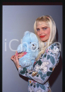 1990 ca CICCIOLINA Ilona STALLER Ritratto con peluche *35 mm vintage slide (19) Diapositiva d'epoca, in formato 35 mm.CONDIZIONI: GOODE' severamente vietata la riproduzione. Tutti i diritti sono riservati.Nella diapositiva ICharta mette in vendita, sul negozio eBay e in esclusiva sul sito "icharta" il proprio archivio composto da numerose diapositive e negativi fotografici d'epoca, tutti originali e autentici, che attraversano la storia del costume italiano tra gli la fine degli anni Sessanta e Novanta.Si tratta di uno sguardo inedito sull'attualità , la politica, la vita quotidiana, il gossip e la cultura, che fotografa il cambiamento della nazione in quest'ultimo scorcio del XX secolo. Un'occasione unica per il mercato del collezionismo, che vede finalmente disponibile un archivio eccezionale per vastità , tematiche e condizioni, in un settore (il negativo fotografico e la diapositiva) di assoluta novità e dalle interessanti prospettive di investimento.  GOOD/buono   originale e autentica 1