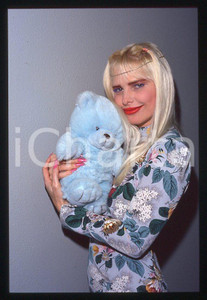 1990 ca CICCIOLINA Ilona STALLER Ritratto con peluche *35 mm vintage slide (17) Diapositiva d'epoca, in formato 35 mm.CONDIZIONI: GOODE' severamente vietata la riproduzione. Tutti i diritti sono riservati.Nella diapositiva ICharta mette in vendita, sul negozio eBay e in esclusiva sul sito "icharta" il proprio archivio composto da numerose diapositive e negativi fotografici d'epoca, tutti originali e autentici, che attraversano la storia del costume italiano tra gli la fine degli anni Sessanta e Novanta.Si tratta di uno sguardo inedito sull'attualità , la politica, la vita quotidiana, il gossip e la cultura, che fotografa il cambiamento della nazione in quest'ultimo scorcio del XX secolo. Un'occasione unica per il mercato del collezionismo, che vede finalmente disponibile un archivio eccezionale per vastità , tematiche e condizioni, in un settore (il negativo fotografico e la diapositiva) di assoluta novità e dalle interessanti prospettive di investimento.  GOOD/buono   originale e autentica 1