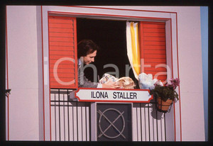 1990 ca CICCIOLINA Ilona STALLER Giucas CASELLA Gioco dei 9 *35 mm vintage slide Diapositiva d'epoca, in formato 35 mm.CONDIZIONI: GOODE' severamente vietata la riproduzione. Tutti i diritti sono riservati.Nella diapositiva ICharta mette in vendita, sul negozio eBay e in esclusiva sul sito "icharta" il proprio archivio composto da numerose diapositive e negativi fotografici d'epoca, tutti originali e autentici, che attraversano la storia del costume italiano tra gli la fine degli anni Sessanta e Novanta.Si tratta di uno sguardo inedito sull'attualità , la politica, la vita quotidiana, il gossip e la cultura, che fotografa il cambiamento della nazione in quest'ultimo scorcio del XX secolo. Un'occasione unica per il mercato del collezionismo, che vede finalmente disponibile un archivio eccezionale per vastità , tematiche e condizioni, in un settore (il negativo fotografico e la diapositiva) di assoluta novità e dalle interessanti prospettive di investimento.  GOOD/buono   originale e autentica 1 1990 ca CICCIOLINA Ilona STALLER Giucas CASELLA Gioco dei 9 *35 mm vintage slide Diapositiva d'epoca, in formato 35 mm.CONDIZIONI: GOODE' severamente vietata la riproduzione. Tutti i diritti sono riservati.Nella diapositiva ICharta mette in vendita, sul negozio eBay e in esclusiva sul sito "icharta" il proprio archivio composto da numerose diapositive e negativi fotografici d'epoca, tutti originali e autentici, che attraversano la storia del costume italiano tra gli la fine degli anni Sessanta e Novanta.Si tratta di uno sguardo inedito sull'attualità , la politica, la vita quotidiana, il gossip e la cultura, che fotografa il cambiamento della nazione in quest'ultimo scorcio del XX secolo. Un'occasione unica per il mercato del collezionismo, che vede finalmente disponibile un archivio eccezionale per vastità , tematiche e condizioni, in un settore (il negativo fotografico e la diapositiva) di assoluta novità e dalle interessanti prospettive di investimento.  GOOD/buono   originale e autentica 1