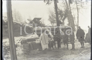 1915ca WW1 ESERCITO ITALIANO Santa Messa al fronte NEGATIVO FOTOGRAFICO   Negativo originale in bianco e nero (su pellicola), in formato cm 6 x 9 CONDIZIONI: FAIR (rozzamente rifilato e piccole macchie) ICharta mette in vendita, sul negozio eBay e in esclusiva sul sito "icharta" il proprio archivio composto da numerose diapositive e negativi fotografici d'epoca, tutti originali e autentici, che attraversano la storia del costume italiano tra gli la fine degli anni Sessanta e Novanta.Si tratta di uno sguardo inedito sull'attualit&agrave;, la politica, la vita quotidiana, il gossip e la cultura, che fotografa il cambiamento della nazione in quest'ultimo scorcio del XX secolo. Un'occasione unica per il mercato del collezionismo, che vede finalmente disponibile un archivio eccezionale per vastit&agrave;, tematiche e condizioni, in un settore (il negativo fotografico e la diapositiva) di assoluta novit&agrave; e dalle interessanti prospettive di investimento. FAIR/discreto   originale e autentica 1