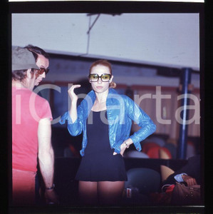 1970 Raffaella CARRA' alle Prove (2) NEGATIVO FOTOGRAFICO   Negativo fotografico a colori, in formato cm 6 x 6. CONDIZIONI: GOODE' SEVERAMENTE VIETATA LA RIPRODUZIONE.TUTTI I DIRITTI SONO RISERVATI.  ICharta mette in vendita, sul negozio eBay e in esclusiva sul sito "icharta" il proprio archivio composto da numerose diapositive e negativi fotografici d'epoca, tutti originali e autentici, che attraversano la storia del costume italiano tra gli la fine degli anni Sessanta e Novanta.Si tratta di uno sguardo inedito sull'attualit&agrave;, la politica, la vita quotidiana, il gossip e la cultura, che fotografa il cambiamento della nazione in quest'ultimo scorcio del XX secolo. Un'occasione unica per il mercato del collezionismo, che vede finalmente disponibile un archivio eccezionale per vastit&agrave;, tematiche e condizioni, in un settore (il negativo fotografico e la diapositiva) di assoluta novit&agrave; e dalle interessanti prospettive di investimento. FAIR/discreto   originale e autentica 1