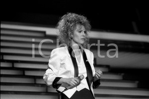 1987 SANREMO Lena BIOLCATI interpreta Vita mia (2) NEGATIVO ORIGINALE Negativo originale in bianco e nero, in formato 35mm CONDIZIONI: FAIR E' SEVERAMENTE VIETATA LA RIPRODUZIONE.TUTTI I DIRITTI SONO RISERVATI.ICharta mette in vendita, sul negozio eBay e in esclusiva sul sito "icharta" il proprio archivio composto da numerose diapositive e negativi fotografici d'epoca, tutti originali e autentici, che attraversano la storia del costume italiano tra gli la fine degli anni Sessanta e Novanta.Si tratta di uno sguardo inedito sull'attualità, la politica, la vita quotidiana, il gossip e la cultura, che fotografa il cambiamento della nazione in quest'ultimo scorcio del XX secolo. Un'occasione unica per il mercato del collezionismo, che vede finalmente disponibile un archivio eccezionale per vastità, tematiche e condizioni, in un settore (il negativo fotografico e la diapositiva) di assoluta novità e dalle interessanti prospettive di investimento. FAIR/discreto   originale e autentica 1