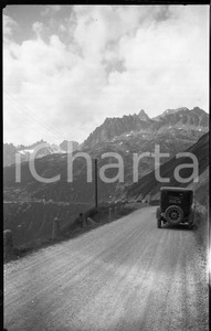 1932 SVIZZERA La strada per il passo della Furka (1) NEGATIVO FOTOGRAFICO   Negativo originale in bianco e nero, in formato cm 6 x 9 CONDIZIONI: GOOD ICharta mette in vendita, sul negozio eBay e in esclusiva sul sito "icharta" il proprio archivio composto da numerose diapositive e negativi fotografici d'epoca, tutti originali e autentici, che attraversano la storia del costume italiano tra gli la fine degli anni Sessanta e Novanta.Si tratta di uno sguardo inedito sull'attualit&agrave;, la politica, la vita quotidiana, il gossip e la cultura, che fotografa il cambiamento della nazione in quest'ultimo scorcio del XX secolo. Un'occasione unica per il mercato del collezionismo, che vede finalmente disponibile un archivio eccezionale per vastit&agrave;, tematiche e condizioni, in un settore (il negativo fotografico e la diapositiva) di assoluta novit&agrave; e dalle interessanti prospettive di investimento. FAIR/discreto   originale e autentica 1