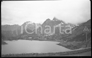 1932 GRAN S. BERNARDO Il lago al confine con Svizzera NEGATIVO ORIGINALE   Negativo originale in bianco e nero, in formato cm 6 x 9 CONDIZIONI: GOOD ICharta mette in vendita, sul negozio eBay e in esclusiva sul sito "icharta" il proprio archivio composto da numerose diapositive e negativi fotografici d'epoca, tutti originali e autentici, che attraversano la storia del costume italiano tra gli la fine degli anni Sessanta e Novanta.Si tratta di uno sguardo inedito sull'attualit&agrave;, la politica, la vita quotidiana, il gossip e la cultura, che fotografa il cambiamento della nazione in quest'ultimo scorcio del XX secolo. Un'occasione unica per il mercato del collezionismo, che vede finalmente disponibile un archivio eccezionale per vastit&agrave;, tematiche e condizioni, in un settore (il negativo fotografico e la diapositiva) di assoluta novit&agrave; e dalle interessanti prospettive di investimento. FAIR/discreto   originale e autentica 1