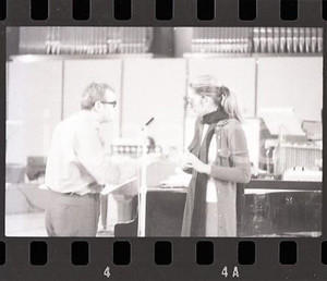 1970 TV SENZA RETE MINA e Pino CALVI alle prove NEGATIVO ORIGINALE Negativo originale in bianco e nero (su pellicola), in formato 35mm CONDIZIONI:  GOODE' severamente vietata la riproduzione. Tutti i diritti sono riservati. ICharta mette in vendita, sul negozio eBay e in esclusiva sul sito "icharta" il proprio archivio composto da numerose diapositive e negativi fotografici d'epoca, tutti originali e autentici, che attraversano la storia del costume italiano tra gli la fine degli anni Sessanta e Novanta.Si tratta di uno sguardo inedito sull'attualit&agrave;, la politica, la vita quotidiana, il gossip e la cultura, che fotografa il cambiamento della nazione in quest'ultimo scorcio del XX secolo. Un'occasione unica per il mercato del collezionismo, che vede finalmente disponibile un archivio eccezionale per vastit&agrave;, tematiche e condizioni, in un settore (il negativo fotografico e la diapositiva) di assoluta novit&agrave; e dalle interessanti prospettive di investimento. FAIR/discreto   originale e autentica 1