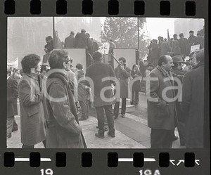 1970ca MILANO Pierpaolo PASOLINI e Ninetto DAVOLI (1) NEGATIVO ORIGINALE Fotografie durante sciopero generale in piazza Duomo.Negativo originale in bianco e nero (su pellicola), in formato 35mm CONDIZIONI:  GOODE' severamente vietata la riproduzione. Tutti i diritti sono riservati. ICharta mette in vendita, sul negozio eBay e in esclusiva sul sito "icharta" il proprio archivio composto da numerose diapositive e negativi fotografici d'epoca, tutti originali e autentici, che attraversano la storia del costume italiano tra gli la fine degli anni Sessanta e Novanta.Si tratta di uno sguardo inedito sull'attualit&agrave;, la politica, la vita quotidiana, il gossip e la cultura, che fotografa il cambiamento della nazione in quest'ultimo scorcio del XX secolo. Un'occasione unica per il mercato del collezionismo, che vede finalmente disponibile un archivio eccezionale per vastit&agrave;, tematiche e condizioni, in un settore (il negativo fotografico e la diapositiva) di assoluta novit&agrave; e dalle interessanti prospettive di investimento. FAIR/discreto   originale e autentica 1