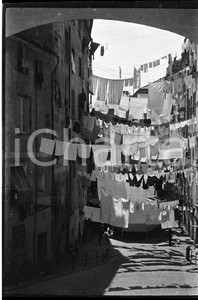 1925 RAPALLO Panni stesi nel carruggio NEGATIVO ORIGINALE   Negativo originale in bianco e nero, in formato cm 6 x 9 CONDIZIONI: FAIR (piccole macchie) ICharta mette in vendita, sul negozio eBay e in esclusiva sul sito "icharta" il proprio archivio composto da numerose diapositive e negativi fotografici d'epoca, tutti originali e autentici, che attraversano la storia del costume italiano tra gli la fine degli anni Sessanta e Novanta.Si tratta di uno sguardo inedito sull'attualità, la politica, la vita quotidiana, il gossip e la cultura, che fotografa il cambiamento della nazione in quest'ultimo scorcio del XX secolo. Un'occasione unica per il mercato del collezionismo, che vede finalmente disponibile un archivio eccezionale per vastità, tematiche e condizioni, in un settore (il negativo fotografico e la diapositiva) di assoluta novità e dalle interessanti prospettive di investimento. FAIR/discreto   originale e autentica 1