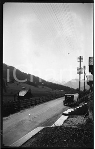 1932 SVIZZERA ZWEISIMMEN La strada verso Ginevra NEGATIVO ORIGINALE  Negativo originale in bianco e nero, in formato cm 6 x 9 CONDIZIONI: FAIR ICharta mette in vendita, sul negozio eBay e in esclusiva sul sito "icharta" il proprio archivio composto da numerose diapositive e negativi fotografici d'epoca, tutti originali e autentici, che attraversano la storia del costume italiano tra gli la fine degli anni Sessanta e Novanta.Si tratta di uno sguardo inedito sull'attualità, la politica, la vita quotidiana, il gossip e la cultura, che fotografa il cambiamento della nazione in quest'ultimo scorcio del XX secolo. Un'occasione unica per il mercato del collezionismo, che vede finalmente disponibile un archivio eccezionale per vastità, tematiche e condizioni, in un settore (il negativo fotografico e la diapositiva) di assoluta novità e dalle interessanti prospettive di investimento. FAIR/discreto   originale e autentica 1