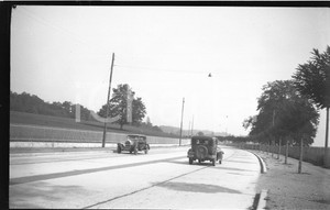 1932 GINEVRA Auto su viale NEGATIVO ORIGINALE  Negativo originale in bianco e nero, in formato cm 6 x 9 CONDIZIONI: FAIR ICharta mette in vendita, sul negozio eBay e in esclusiva sul sito "icharta" il proprio archivio composto da numerose diapositive e negativi fotografici d'epoca, tutti originali e autentici, che attraversano la storia del costume italiano tra gli la fine degli anni Sessanta e Novanta.Si tratta di uno sguardo inedito sull'attualità, la politica, la vita quotidiana, il gossip e la cultura, che fotografa il cambiamento della nazione in quest'ultimo scorcio del XX secolo. Un'occasione unica per il mercato del collezionismo, che vede finalmente disponibile un archivio eccezionale per vastità, tematiche e condizioni, in un settore (il negativo fotografico e la diapositiva) di assoluta novità e dalle interessanti prospettive di investimento. FAIR/discreto   originale e autentica 1