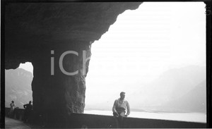 1932 LUGANO Galleria sulla strada lungo il lago (2) NEGATIVO ORIGINALE  Negativo originale in bianco e nero, in formato cm 6 x 9 CONDIZIONI: FAIR ICharta mette in vendita, sul negozio eBay e in esclusiva sul sito "icharta" il proprio archivio composto da numerose diapositive e negativi fotografici d'epoca, tutti originali e autentici, che attraversano la storia del costume italiano tra gli la fine degli anni Sessanta e Novanta.Si tratta di uno sguardo inedito sull'attualità, la politica, la vita quotidiana, il gossip e la cultura, che fotografa il cambiamento della nazione in quest'ultimo scorcio del XX secolo. Un'occasione unica per il mercato del collezionismo, che vede finalmente disponibile un archivio eccezionale per vastità, tematiche e condizioni, in un settore (il negativo fotografico e la diapositiva) di assoluta novità e dalle interessanti prospettive di investimento. FAIR/discreto   originale e autentica 1