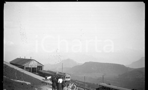 1932 VITZNAU Ferrovia a cremagliera al Rigi Kulm (1) NEGATIVO ORIGINALE  Negativo originale in bianco e nero, in formato cm 6 x 9 CONDIZIONI: FAIR (piccole macchie) ICharta mette in vendita, sul negozio eBay e in esclusiva sul sito "icharta" il proprio archivio composto da numerose diapositive e negativi fotografici d'epoca, tutti originali e autentici, che attraversano la storia del costume italiano tra gli la fine degli anni Sessanta e Novanta.Si tratta di uno sguardo inedito sull'attualità, la politica, la vita quotidiana, il gossip e la cultura, che fotografa il cambiamento della nazione in quest'ultimo scorcio del XX secolo. Un'occasione unica per il mercato del collezionismo, che vede finalmente disponibile un archivio eccezionale per vastità, tematiche e condizioni, in un settore (il negativo fotografico e la diapositiva) di assoluta novità e dalle interessanti prospettive di investimento. FAIR/discreto   originale e autentica 1